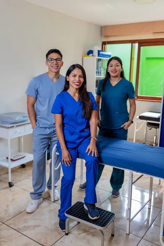 El equipo de Kinevital junto a la camilla de tratamiento